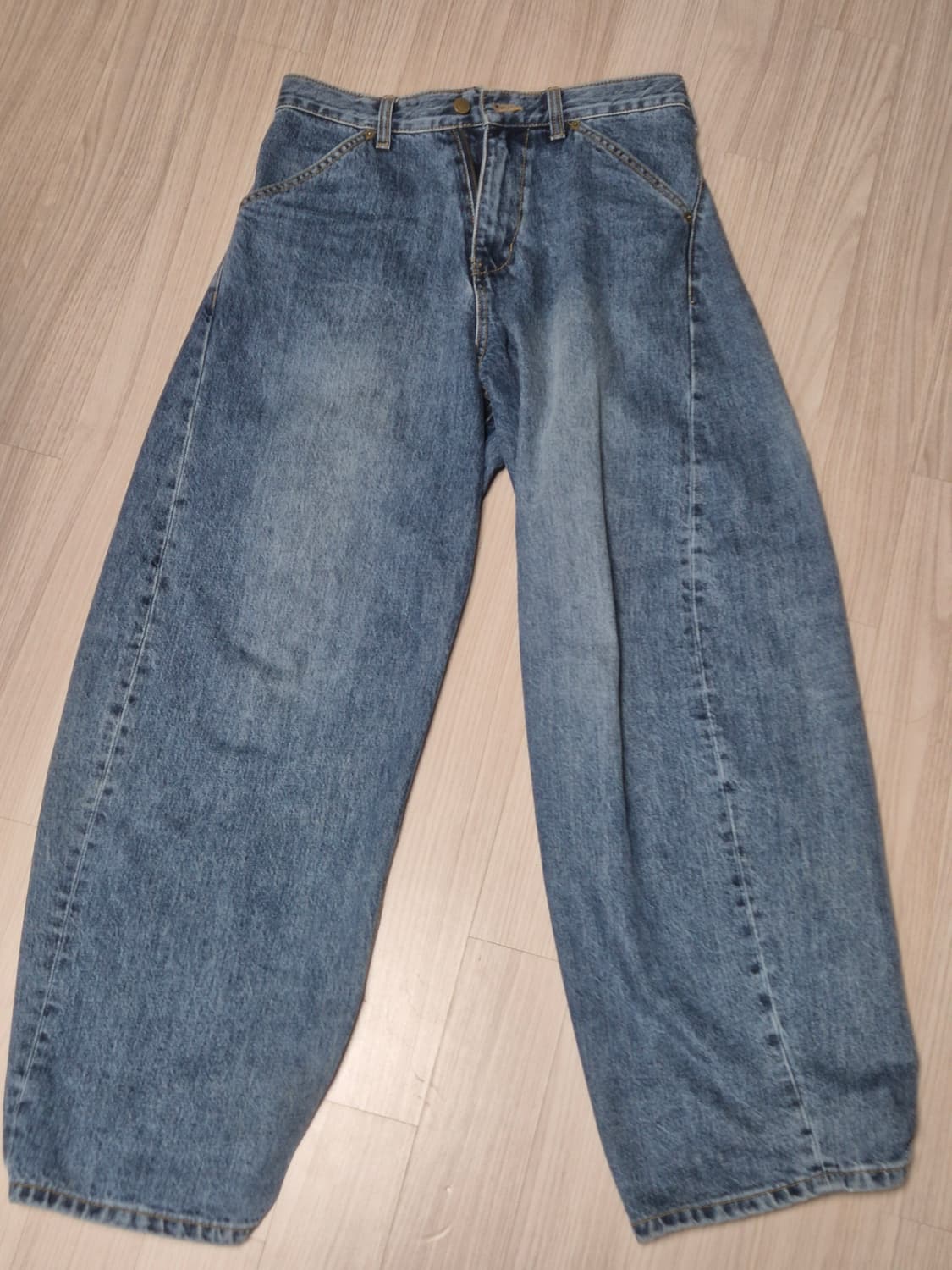 해칭룸 커브드 진 워시드 블루 2사이즈 상품이미지4