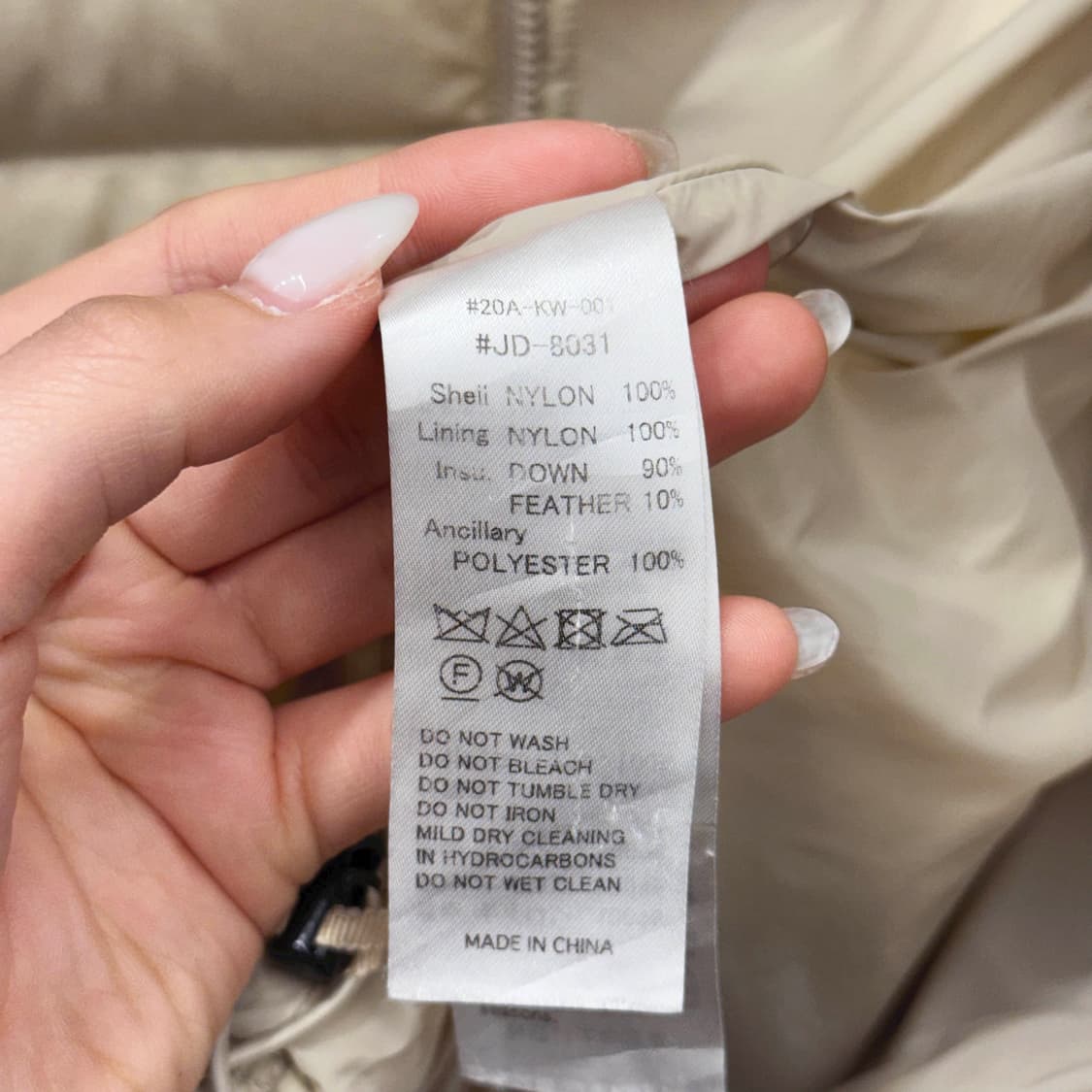 단톤 경량 후드 다운 패딩 자켓 점퍼 시그니처 로고 패치 디테일 베이지 상품이미지8
