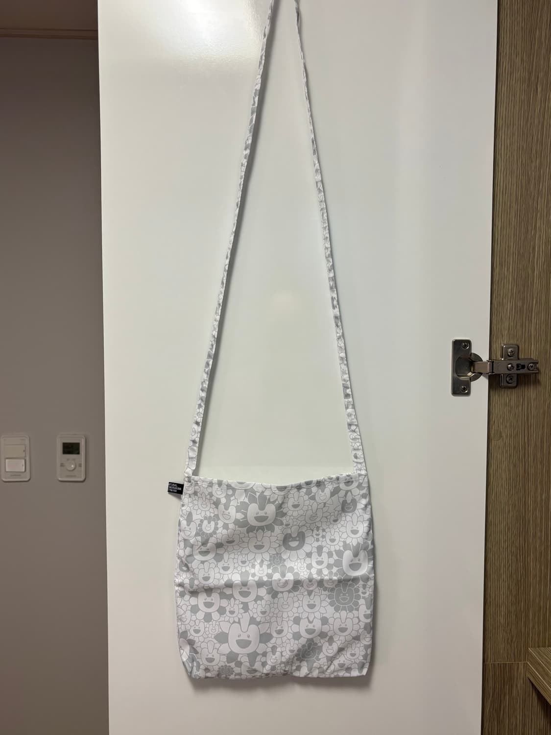 NewJeans x Murakami Cross Bag 혜인 버전 상품이미지5