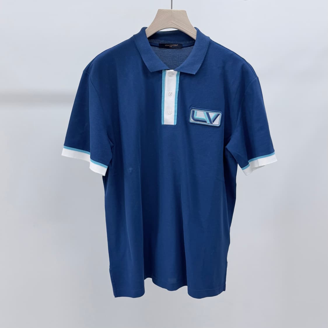[A급/XL] 루이비통 LV 로고 엠브로이더드 반팔 카라티 블루 상품이미지1