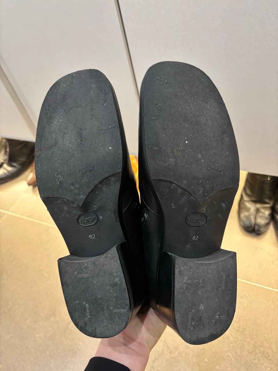 아워레가시 카미온 블랙 42 팝니다 상품이미지6