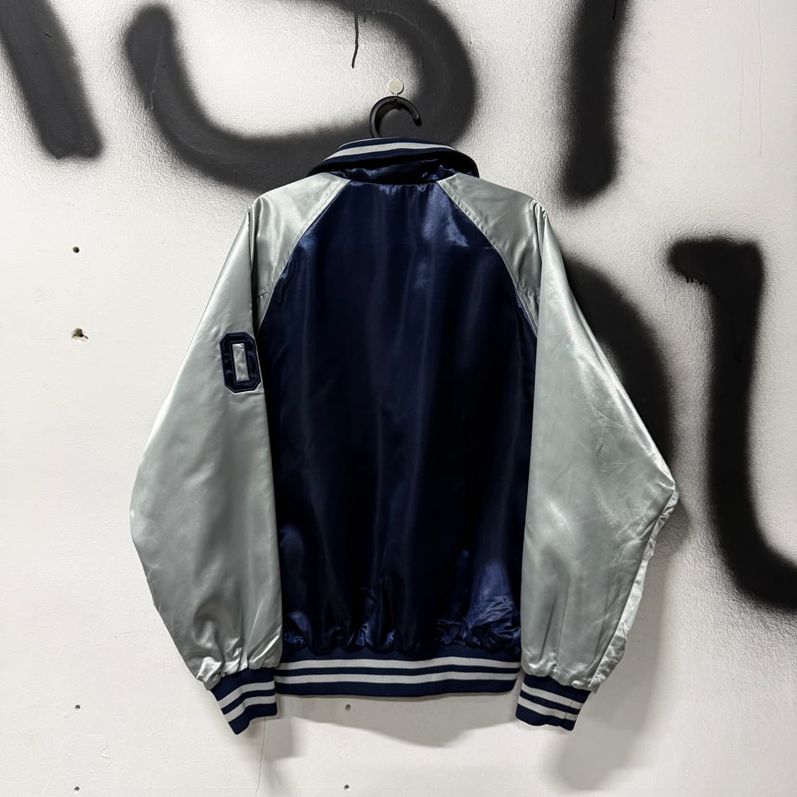 Zett 올드스쿨 자수 디테일 배색 사틴 바시티 베이스볼 자켓 상품이미지2