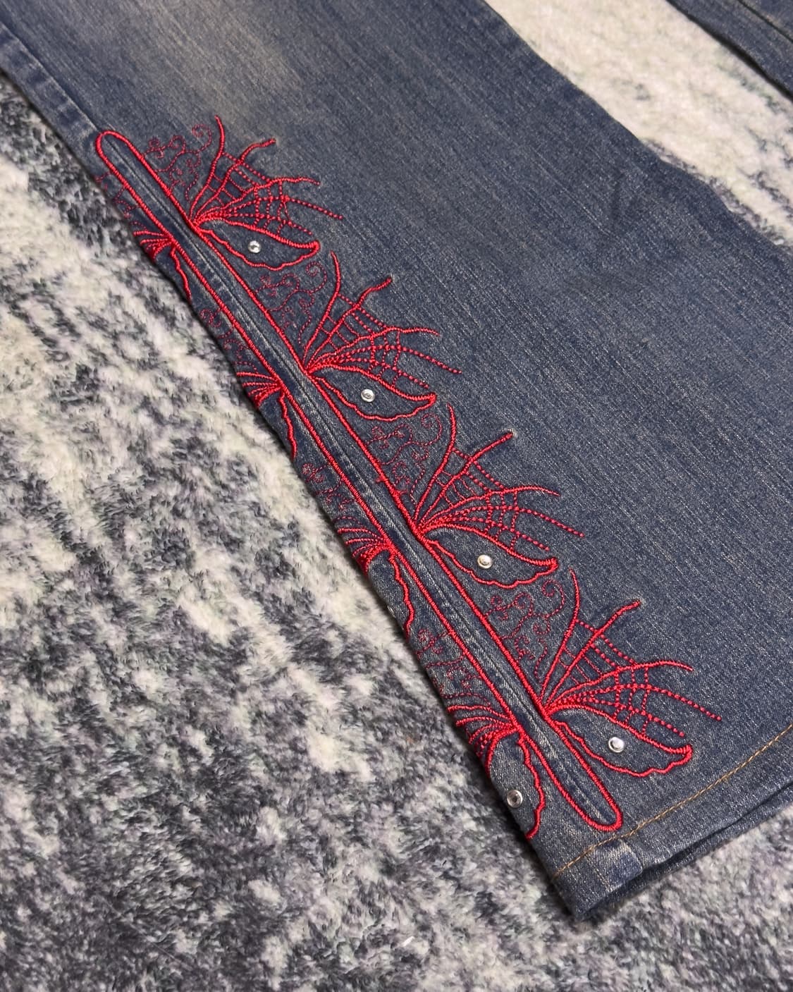 {UNKNOWN} Red Embroidered Flare Jeans    상품이미지7