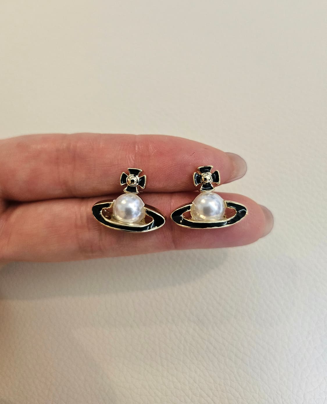 비비안웨스트우드 업사이클링 진주 블랙우주선 귀걸이 상품이미지8