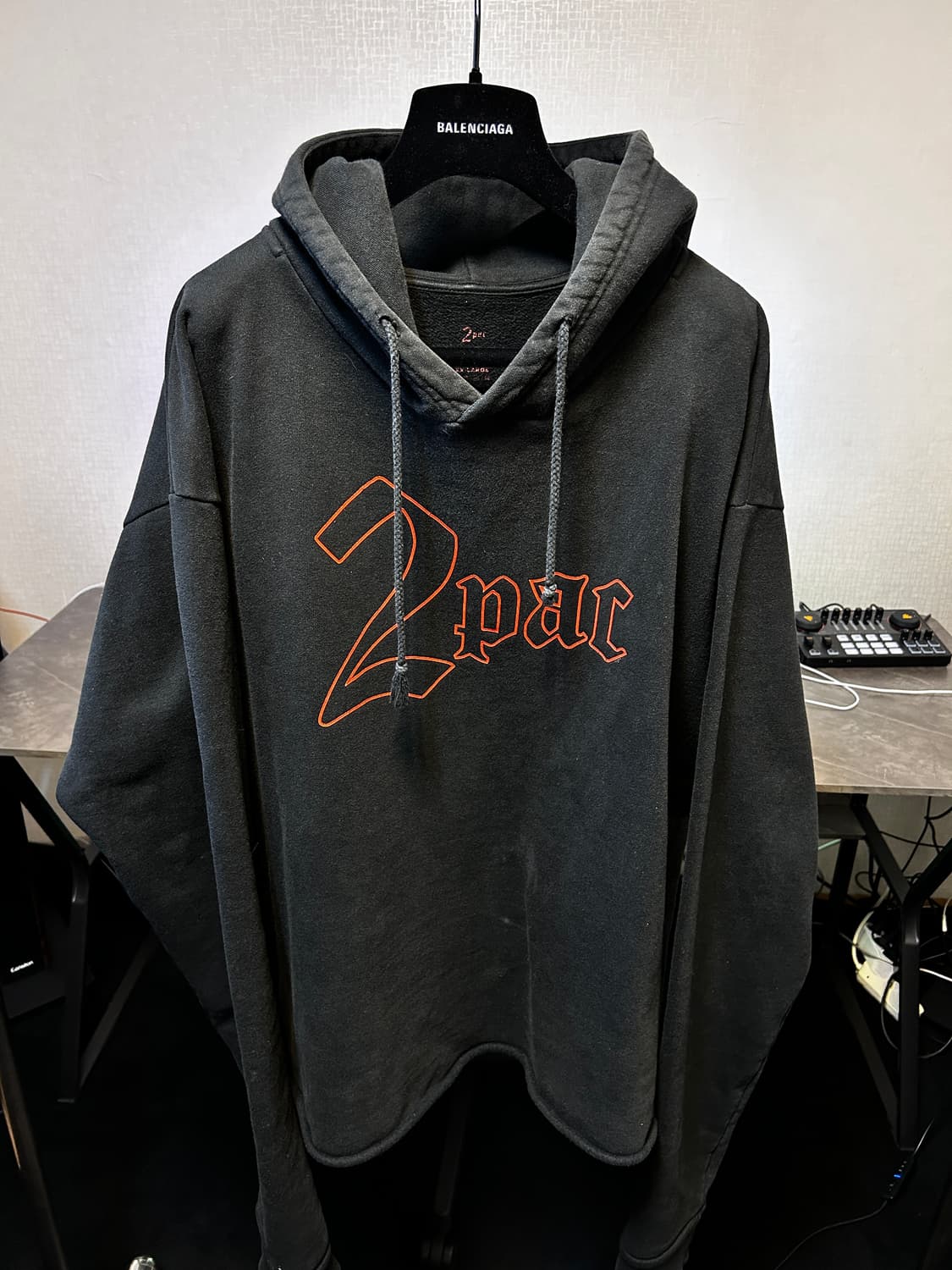 브이론 X 투팍 로고 후드 스웻  상품이미지1