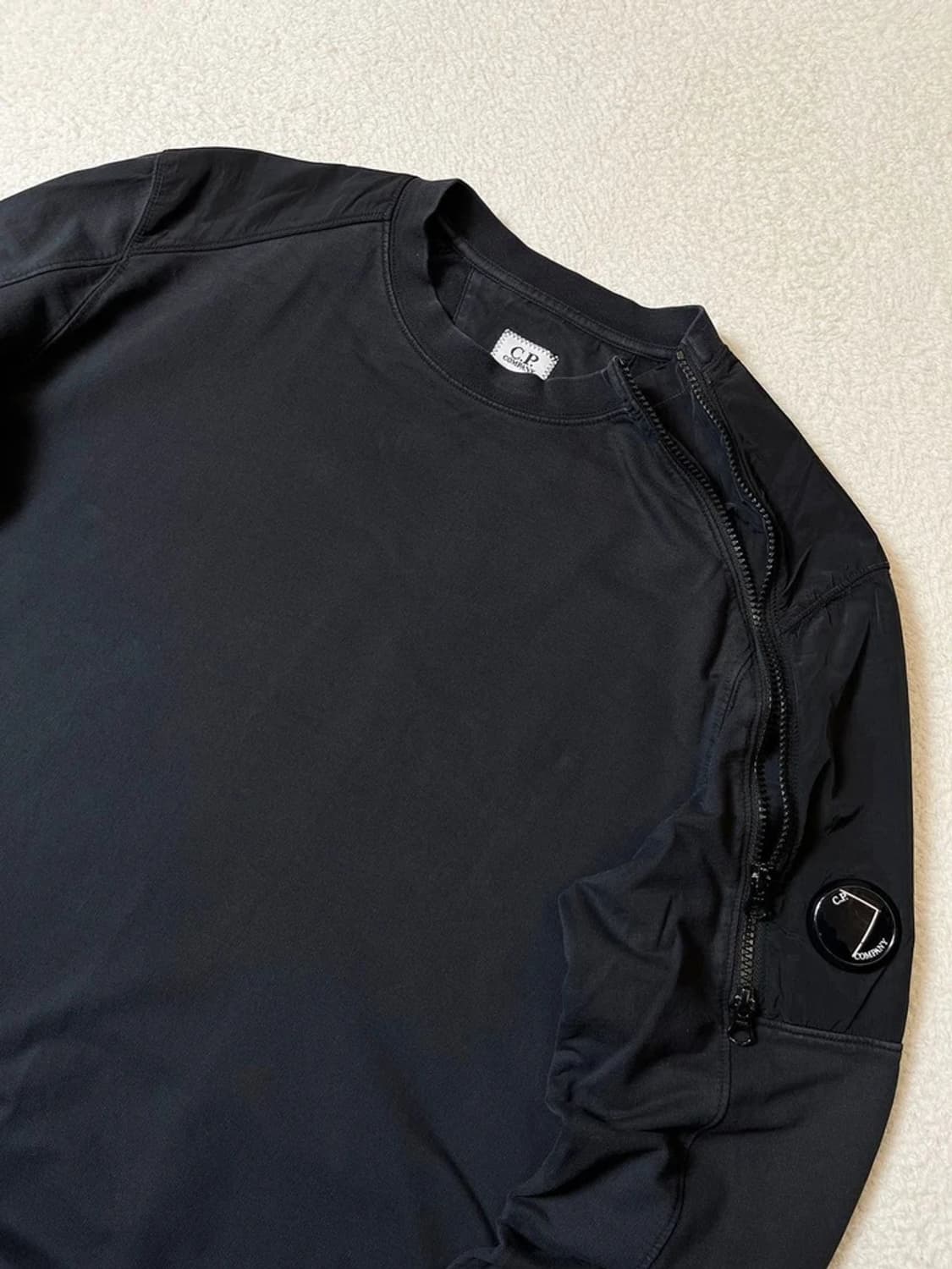 CP컴퍼니 사이드 렌즈 해체주의 맨투맨 PN7101 상품이미지2