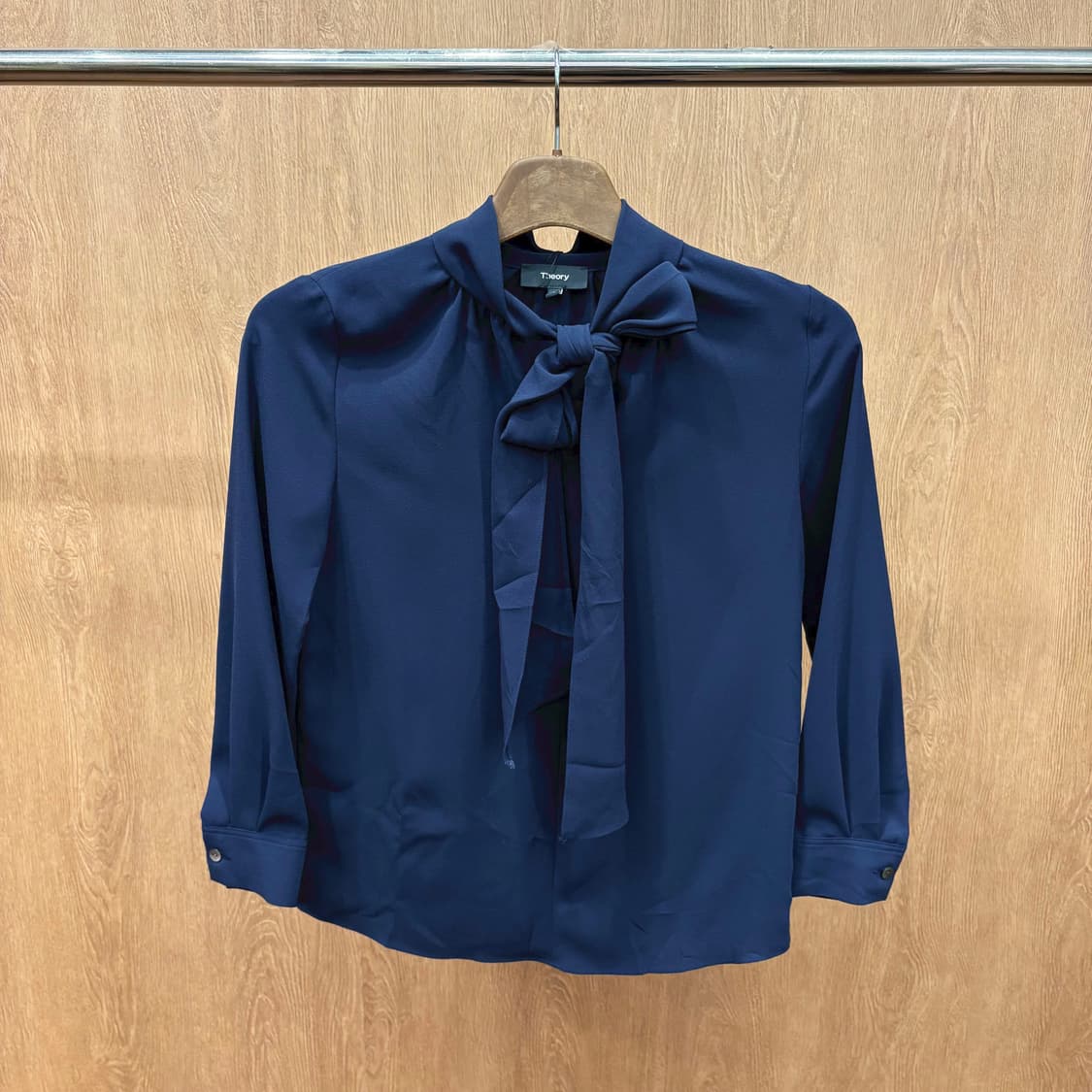 띠어리 7부 타이 스카프 블라우스 어깨 셔링 버튼 커프스 디테일 네이비 상품이미지2