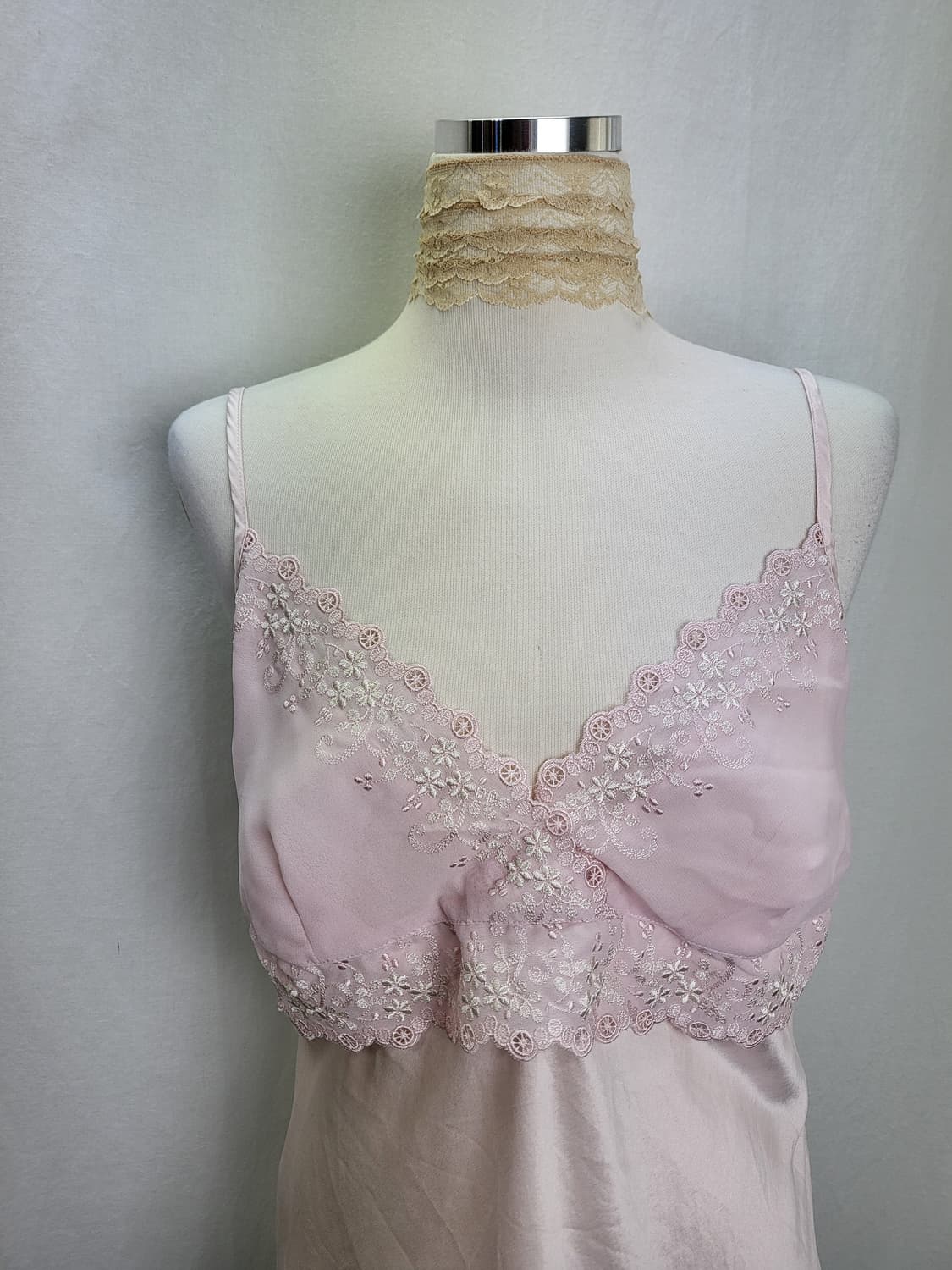 빈티지 베이비 핑크 꽃자수 새틴 슬립 탑 상품이미지3