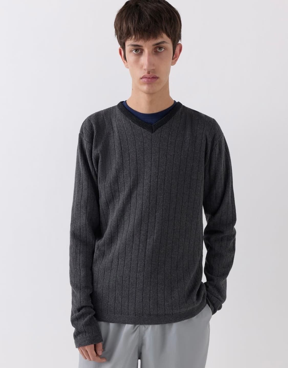 [L,XL]기마구아스 Dante 브이넥 니트/차콜 상품이미지1