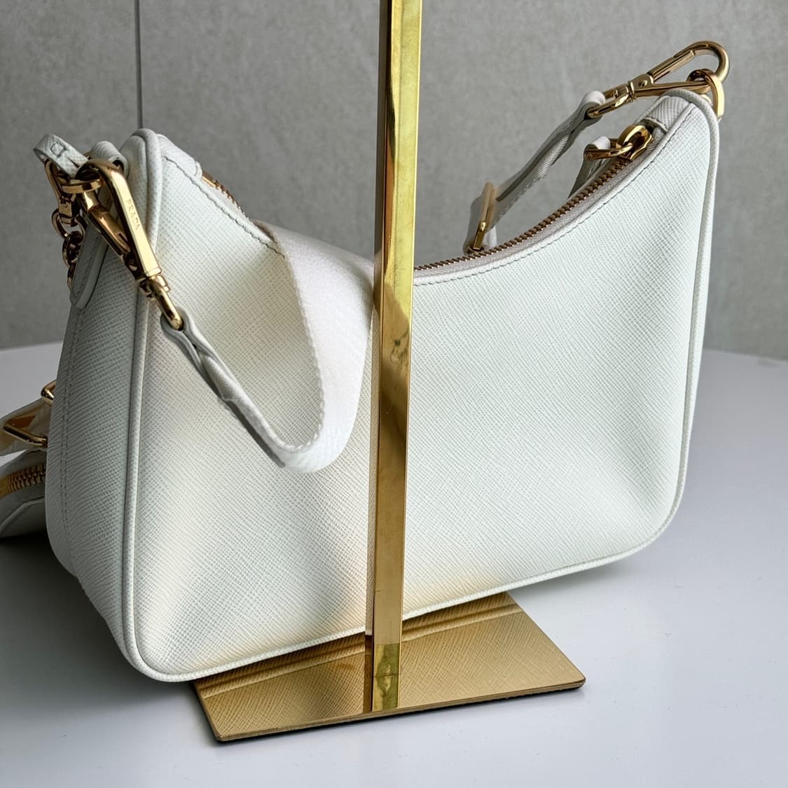 [새상품급] 프라다 리에디션 사피아노 테수토 호보백 레더 화이트  상품이미지6