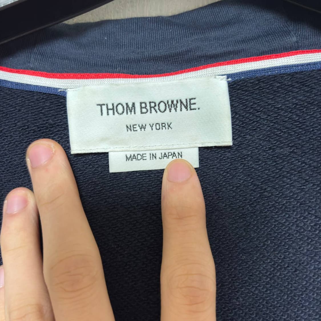 [5] 톰브라운 사선완장 후드집업 네이비 금장 상품이미지5