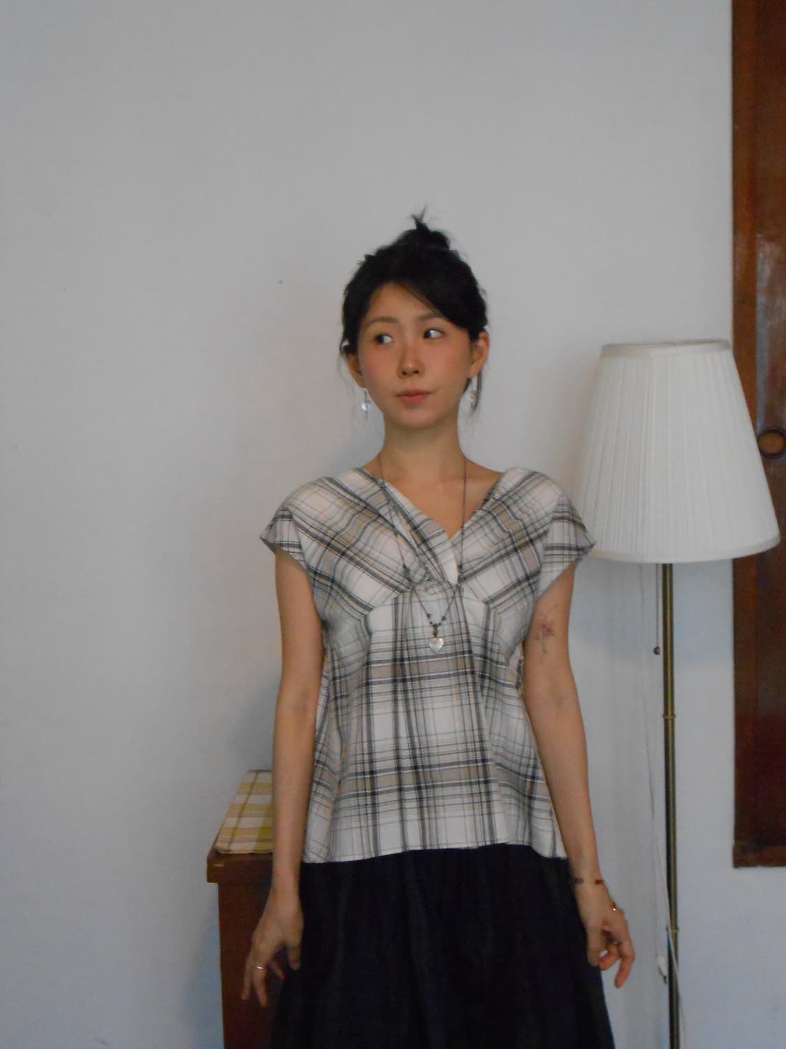 그레이 체크 브이넥 크롭 블라우스 상품이미지3