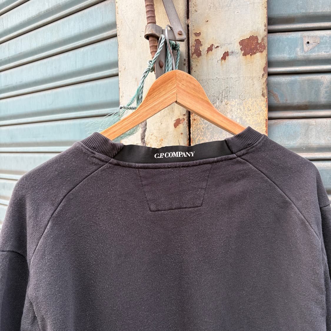 씨피컴퍼니 블랙 클래식 스웻셔츠 상품이미지5