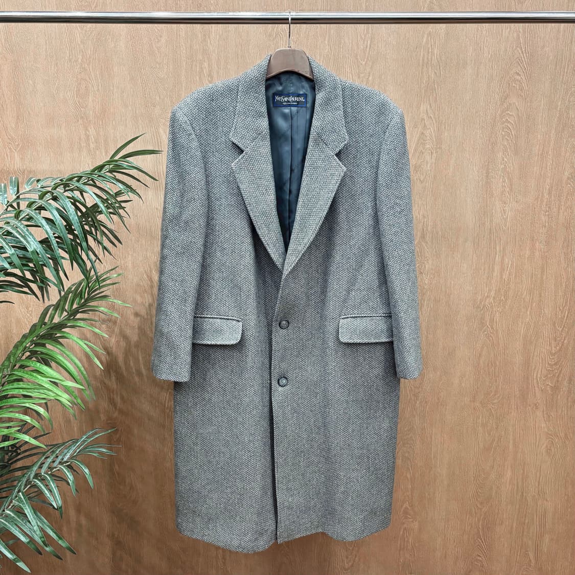  입생로랑 헤링본 테일러드 롱 코트 노치드 라펠 쓰리 버튼 디테일 그레이 상품이미지1