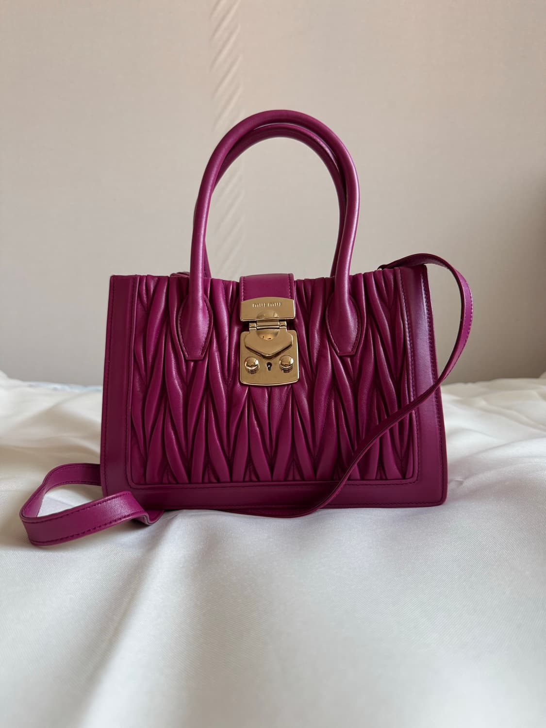 미우미우 마틀라쎄 나파 레더 토트백 상품이미지2