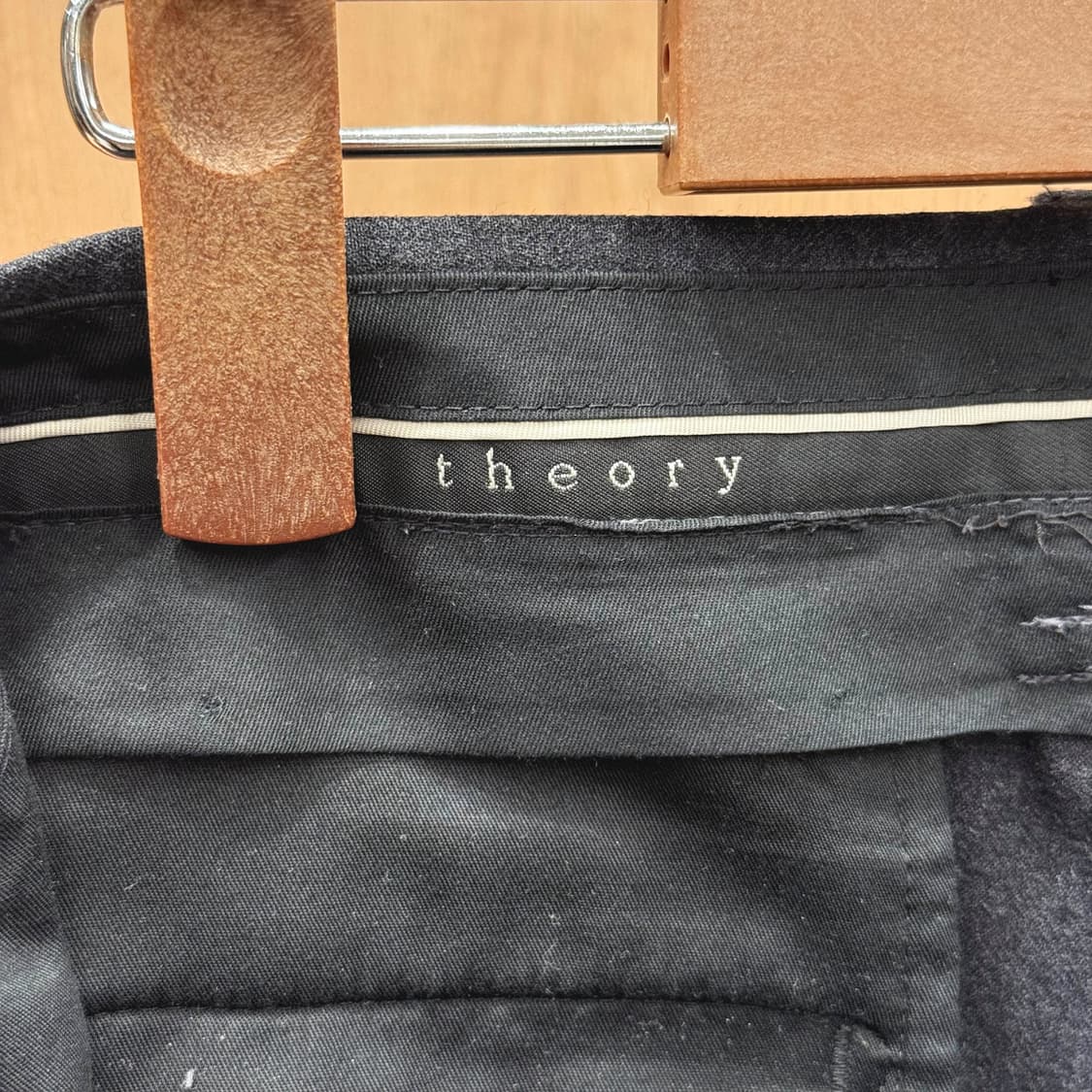 띠어리 슬랙스 팬츠 미니멀 포멀 디자인 히든 클로징 디테일 다크그레이 상품이미지7