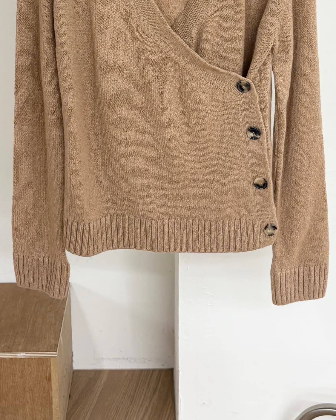 리버 브라운 버튼 울 캐시미어 랩 니트 상품이미지5