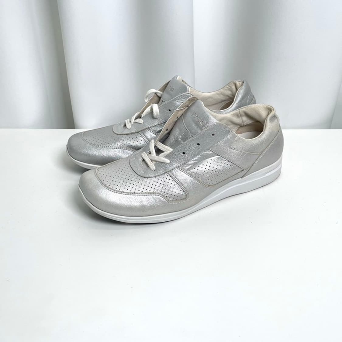 실버컬러 가죽 워킹화 상품이미지1