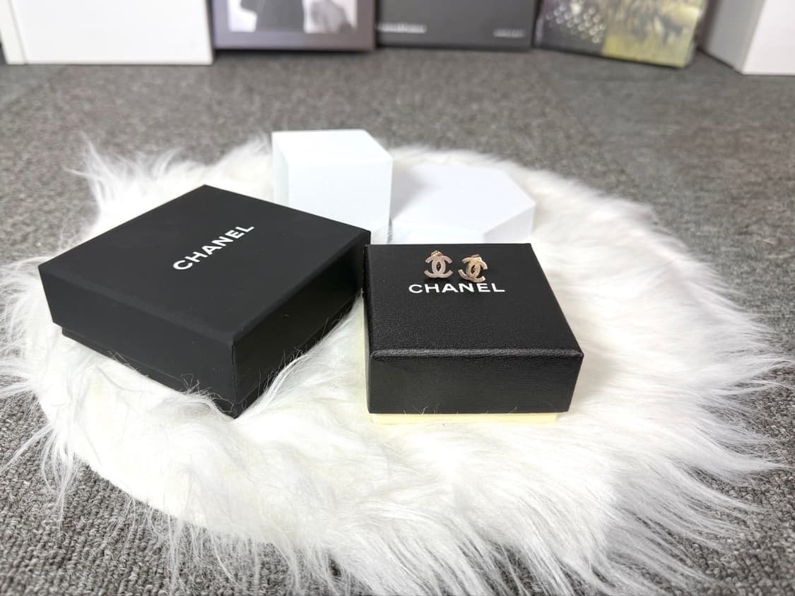 샤넬 심플 로즈골드 이어링 상품이미지3