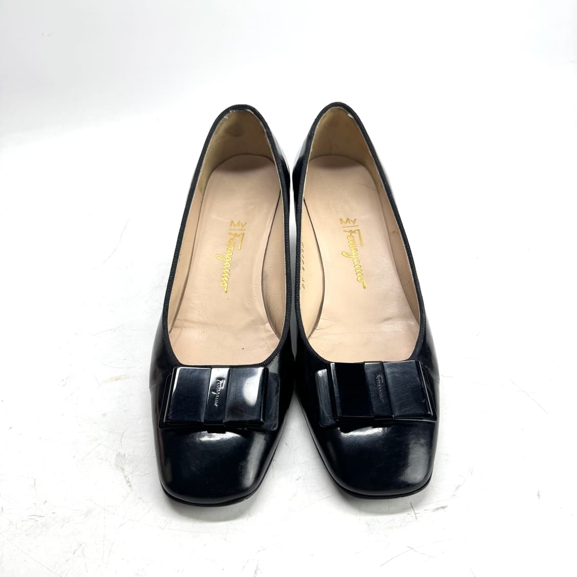 235) 페라가모 바라 에나멜 펌프스 힐 상품이미지4