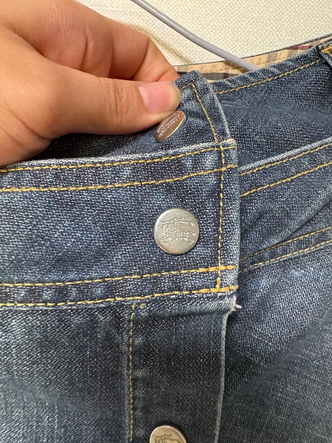 버버리 사선 디테일 워싱 데님 핀턱 스커트 상품이미지9