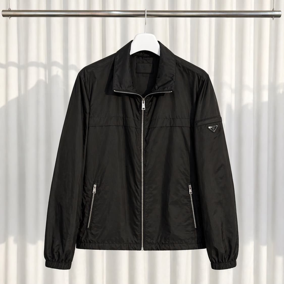 (58) 프라다 리나일론 삼각로고 바람막이 상품이미지1