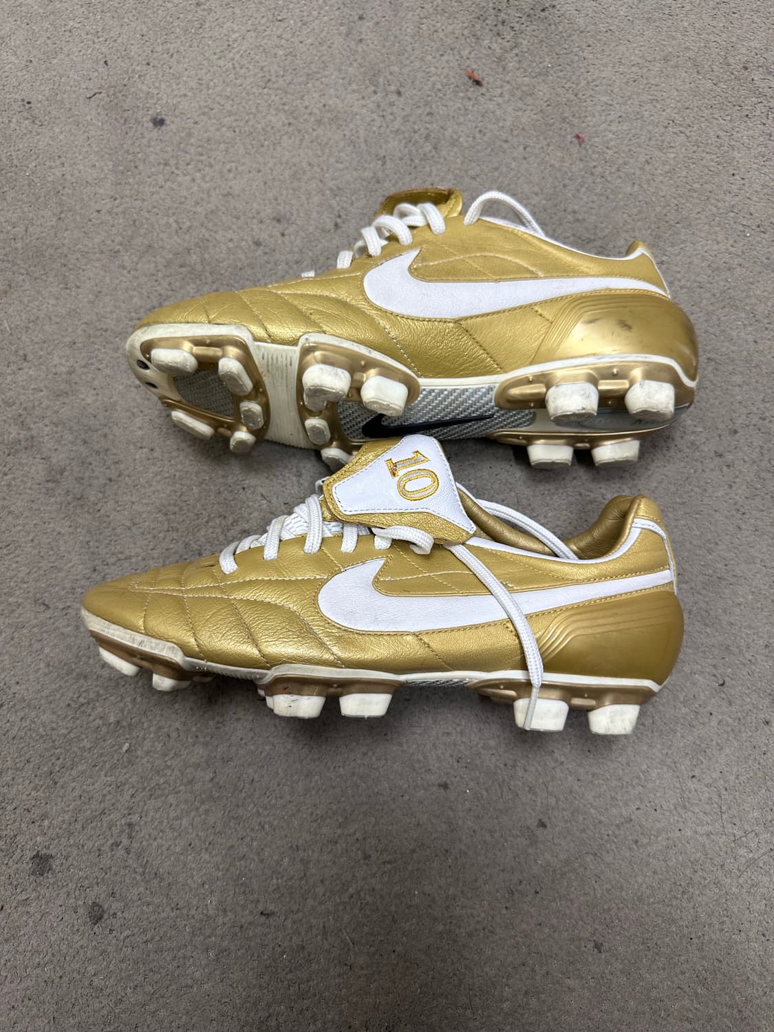 나이키 올드스쿨 초레어템 R10 골드축구화 250 상품이미지4