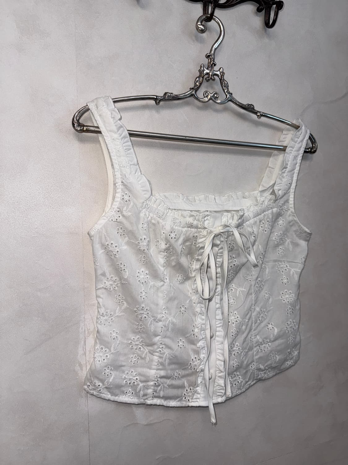 White floral punching crop 오프숄더 슬리브리스  상품이미지2