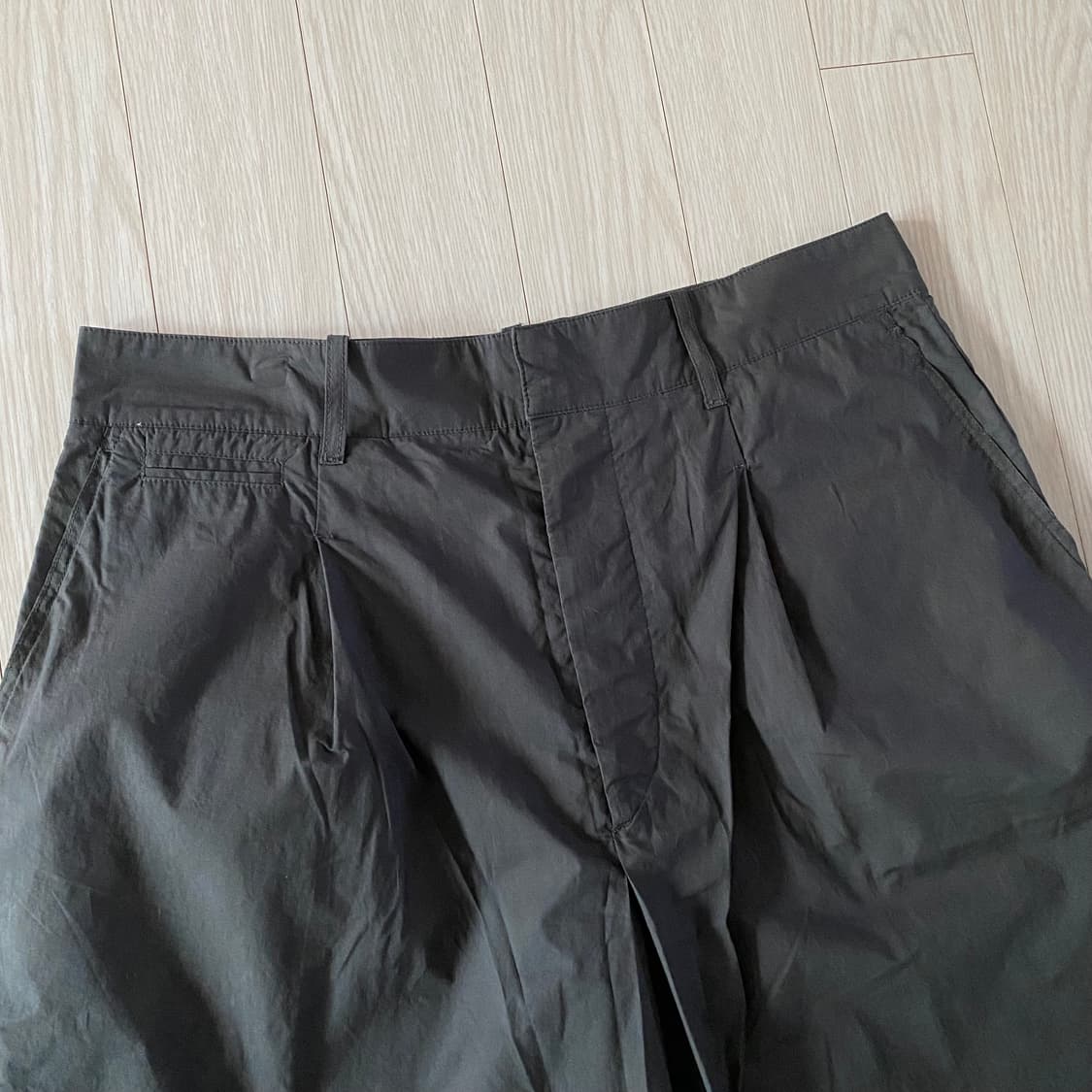 [50] 르메르 플리츠 쇼츠 다크 그린 상품이미지3
