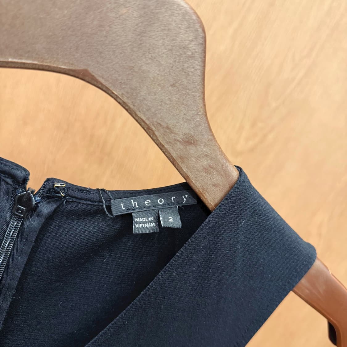 띠어리 딥 브이넥 슬리브리스 원피스 세미 플레어 실루엣 디테일 블랙 상품이미지6