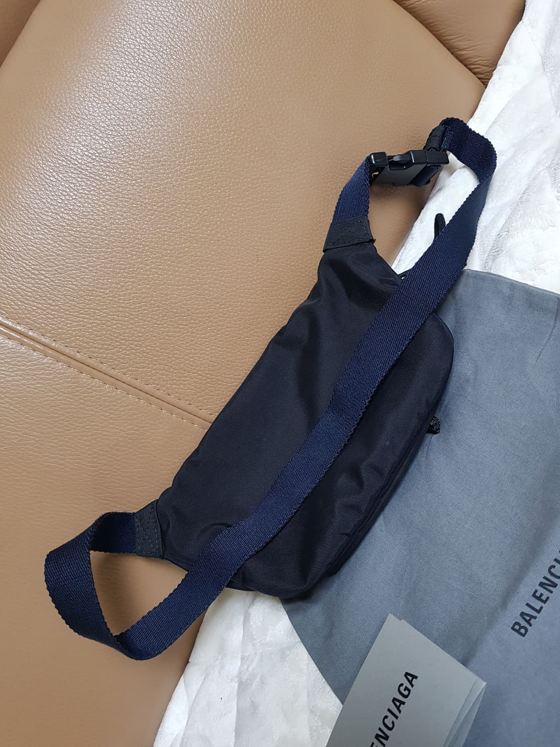 발렌시아가 휠 스몰 벨트백 힙색 블랙 상품이미지3