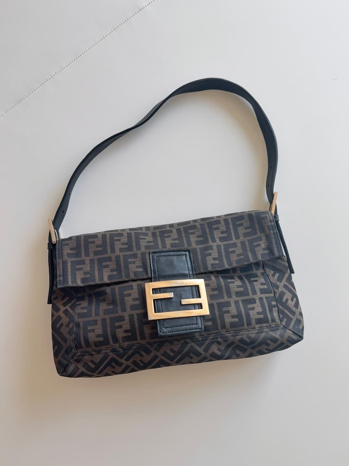 펜디 주카 바게트백 라지 상품이미지1