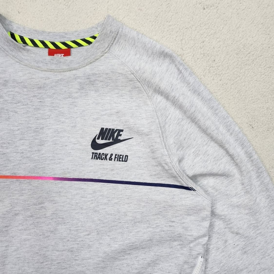 NIKE 트랙앤 필드 맨투맨 상품이미지2