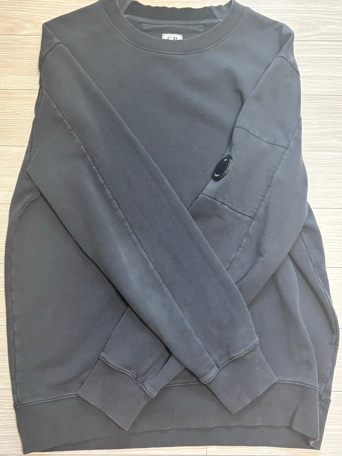 CP컴퍼니 렌즈 맨투맨 XL 상품이미지1