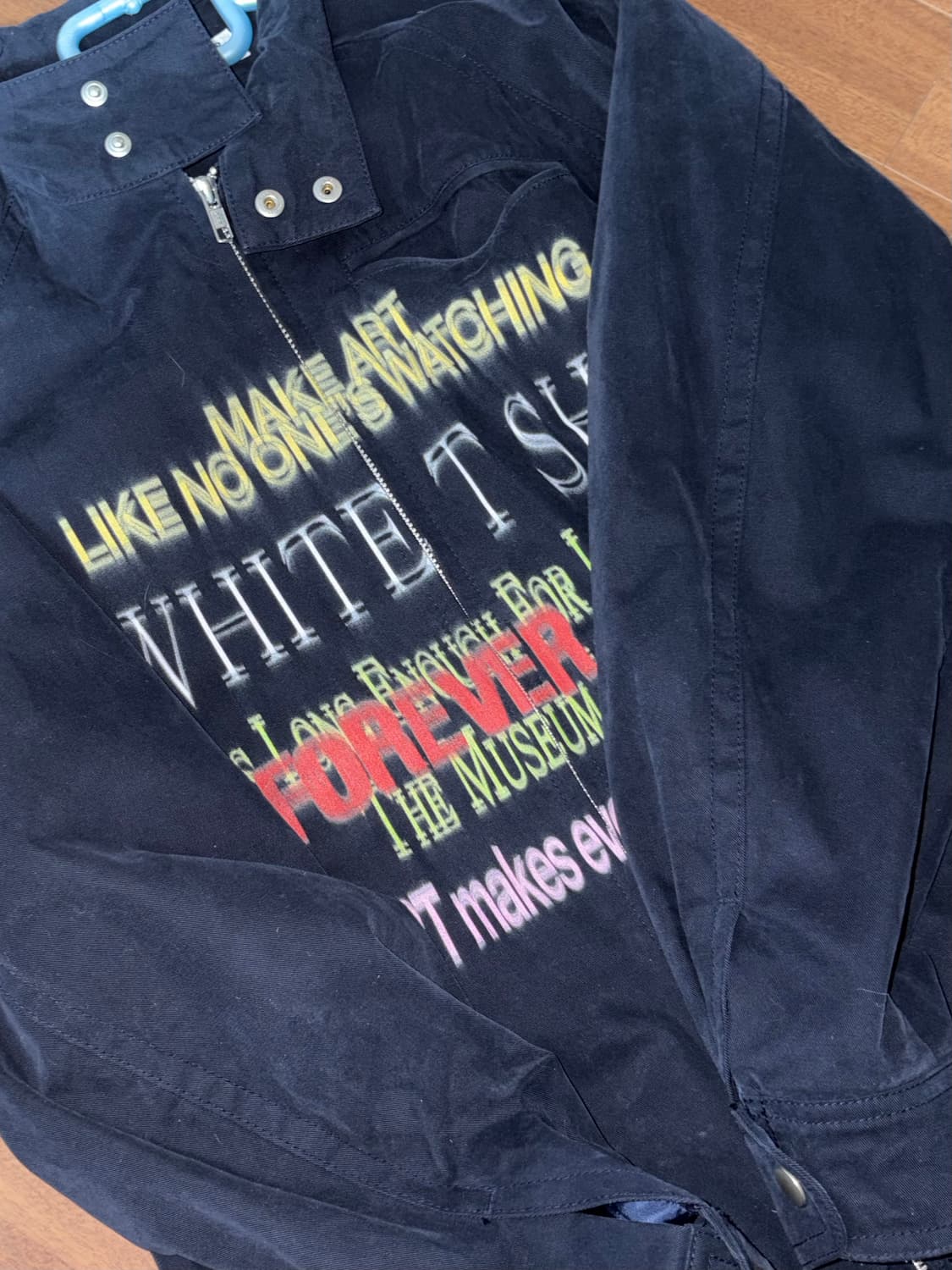 더뮤지엄비지터 레터링 프린트 블루종 (1회착용) 상품이미지1