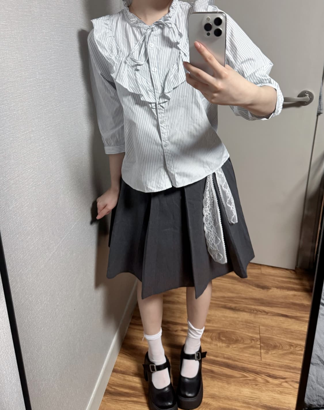 스트라이프 넥레이스 로걀 블라우스 상품이미지3