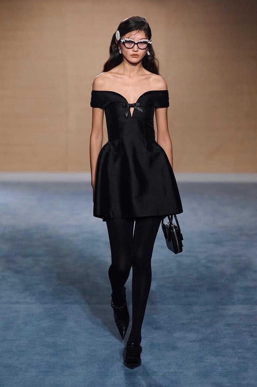 실사 Shushutong 슈슈통 블랙 커브드 원 숄더 미니 드레스 6uk 상품이미지1