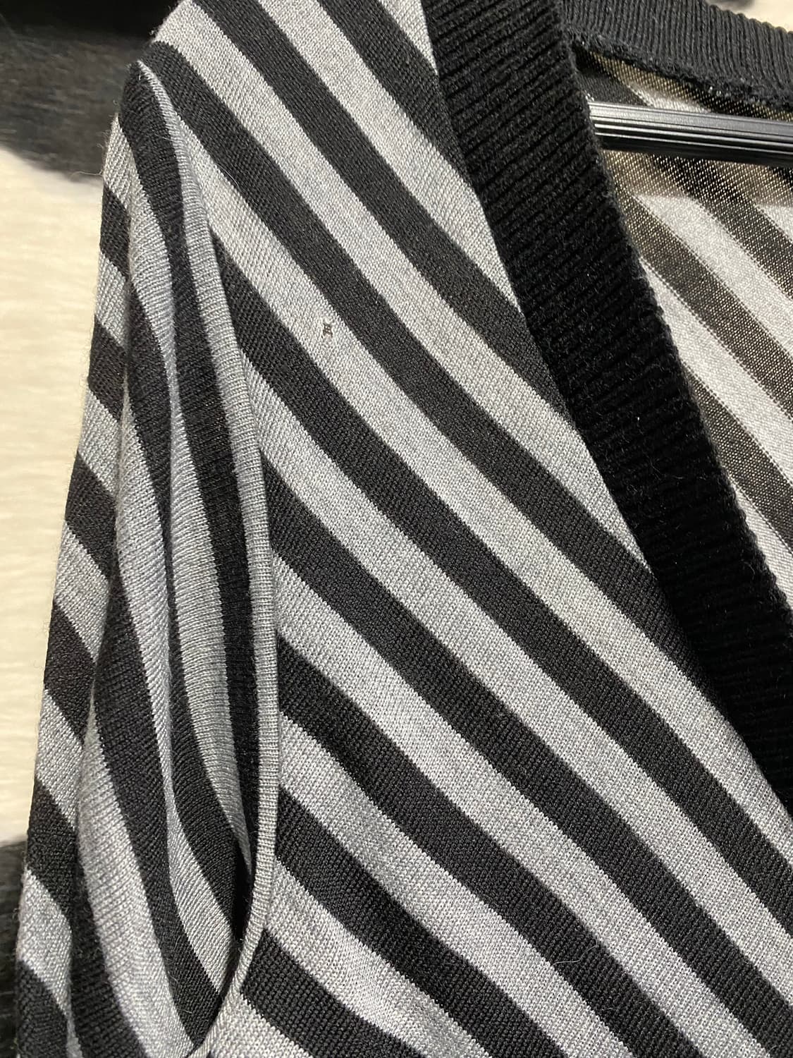 Ray cassin 갸루 사선 스트라이프 브이넥 니트 상품이미지4