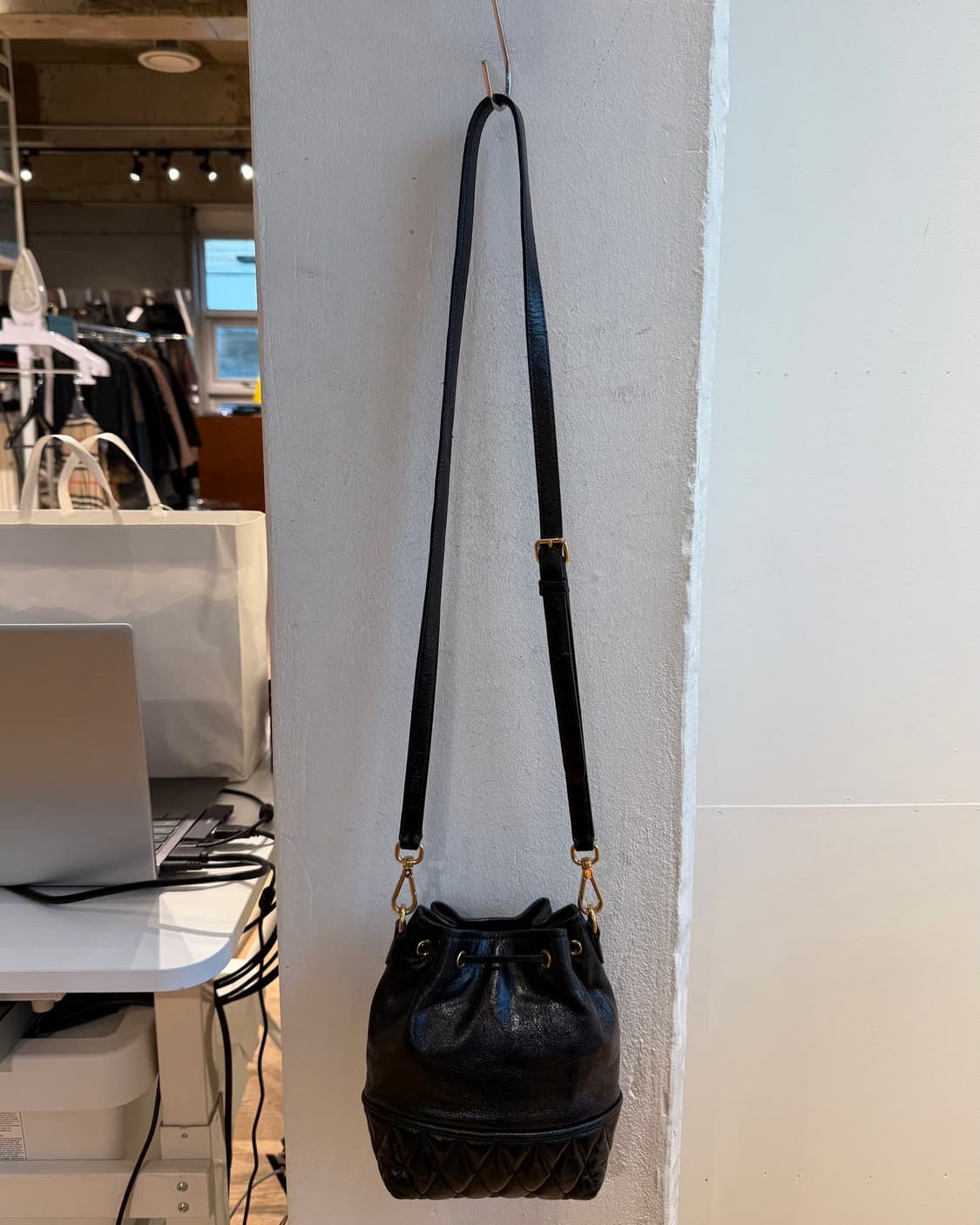 미우미우 블랙 나파 마테라쎄 버킷 숄더백  상품이미지5