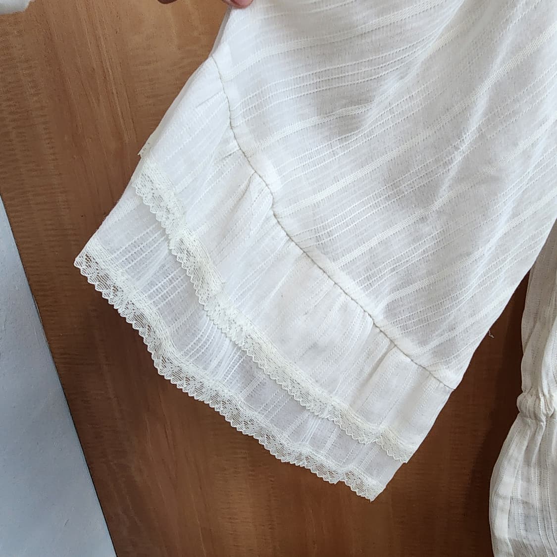 모리걸 아이보리 레이스 셔링 블라우스 상품이미지2