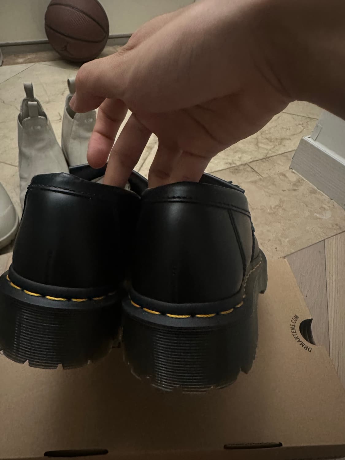 Dr. Martens 안드리안 벡스 스무스 레더 테슬 로퍼 블랙 상품이미지4