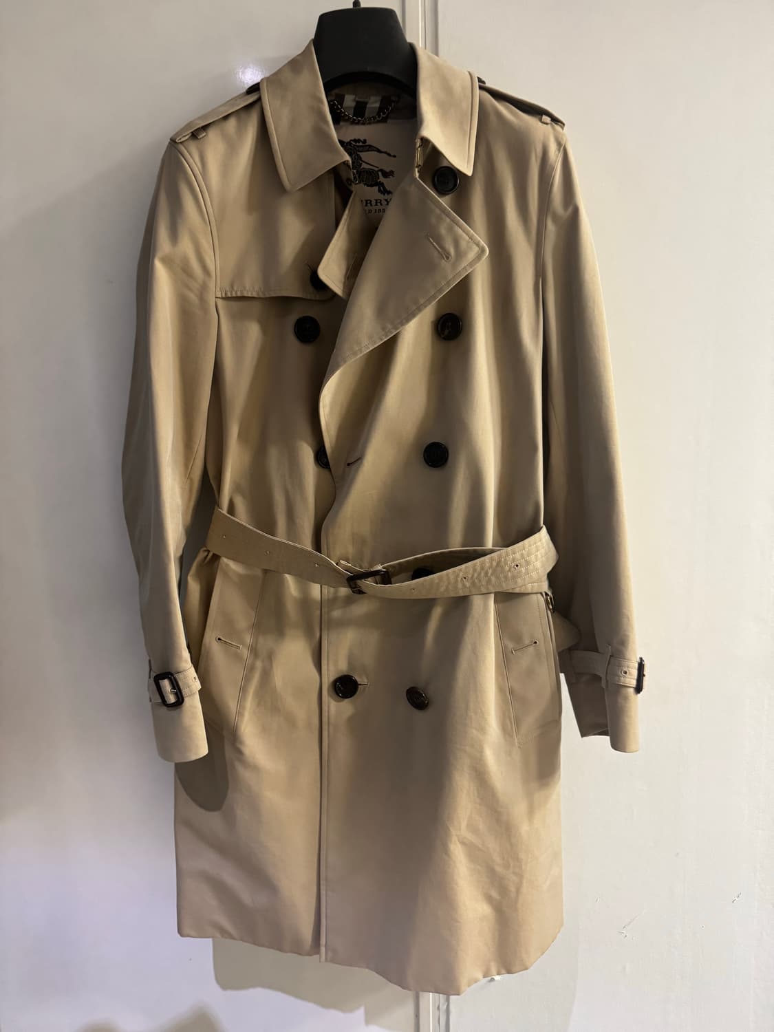 버버리 개버딘 샌딩엄 롱 트렌치 코트 (착샷) 상품이미지1