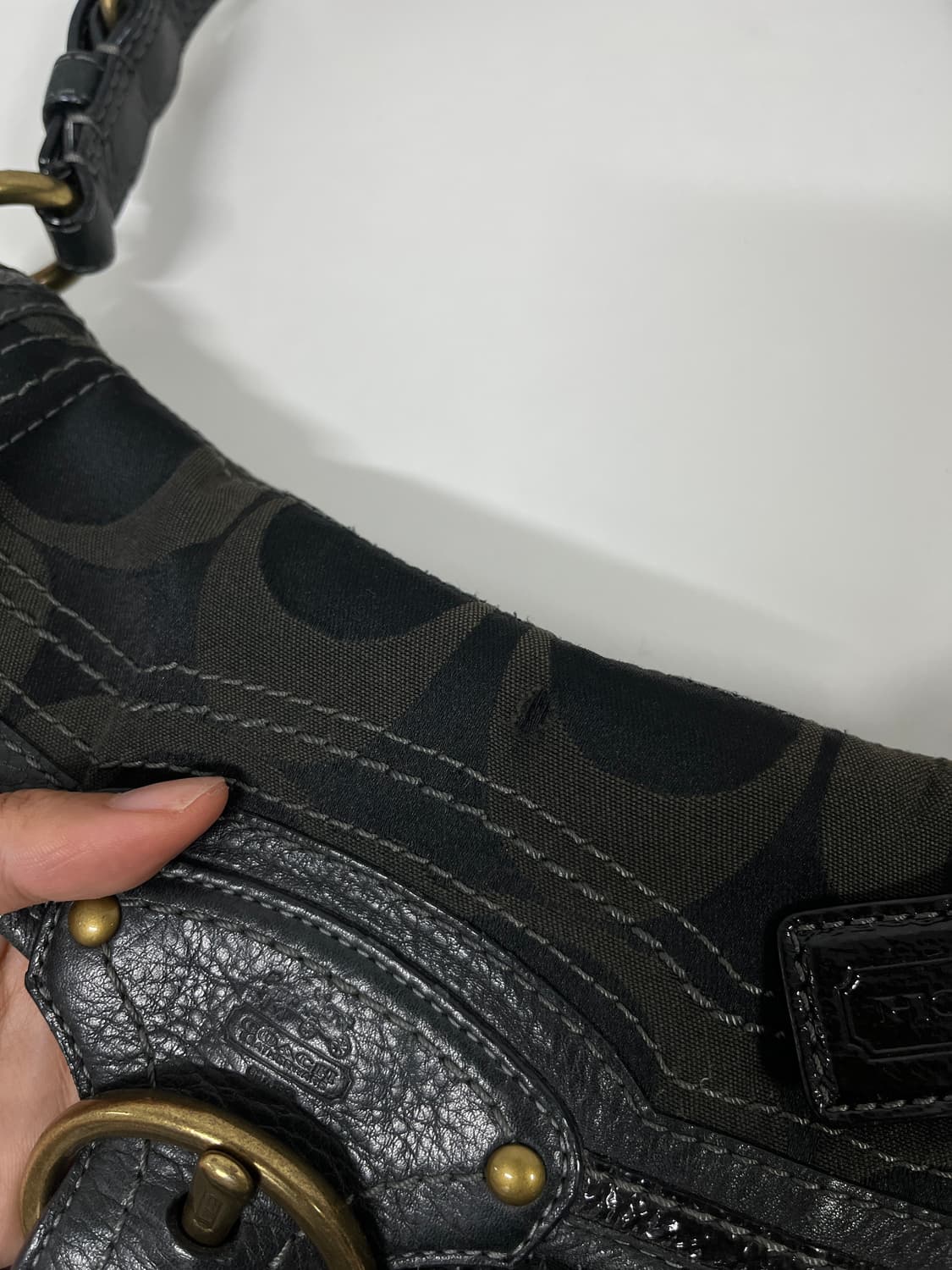 코치 시그니처 블랙 레더 숄더 상품이미지5