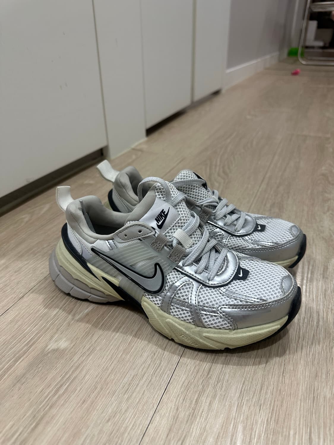 나이키 V2K Run 화이트 메탈릭 실버 225 상품이미지4