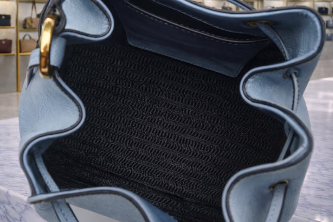 [S급] 프라다 사피아노 레더 버킷백 판매합니다!!! 상품이미지4