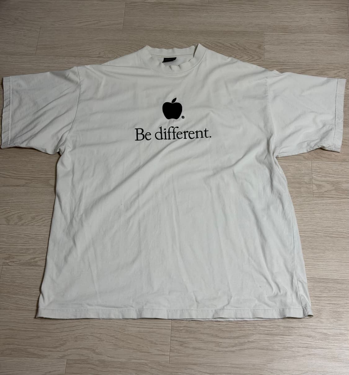 발렌시아가 애플 비 디프런트 반팔 티셔츠 화이트 상품이미지1