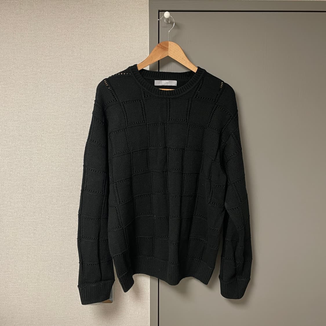 에잇세컨즈 블랙 변형조직 라운드넥 풀오버 니트_오버핏 상품이미지1