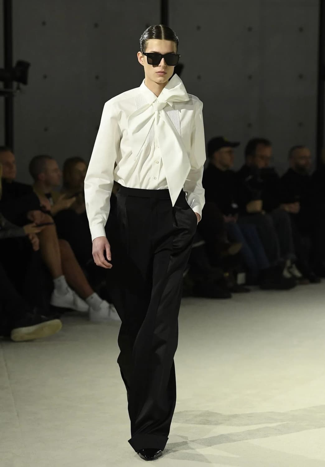 [투어스 착용] 생로랑 23AW 보우 타이 셔츠 상품이미지2