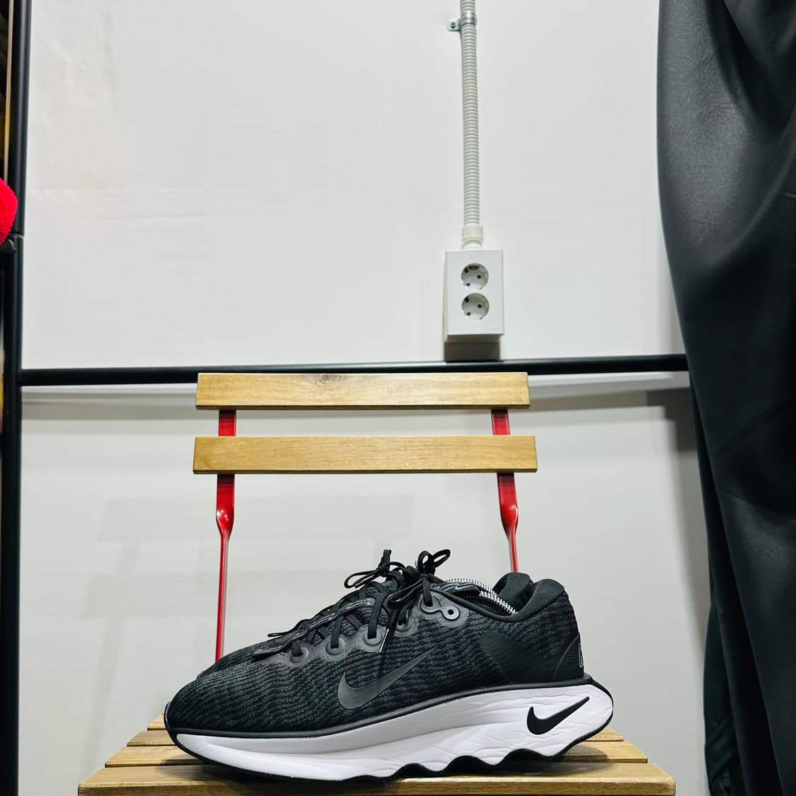 285) 나이키 운동화 남성 남자 런닝화 모티바 블랙 화이트 상품이미지3