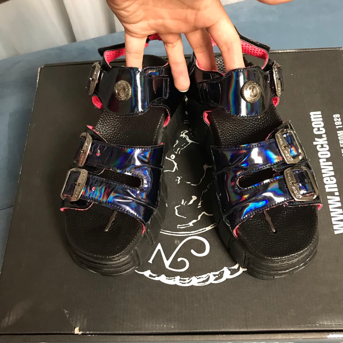 뉴락 에나멜 홀로그램 샌들 상품이미지3
